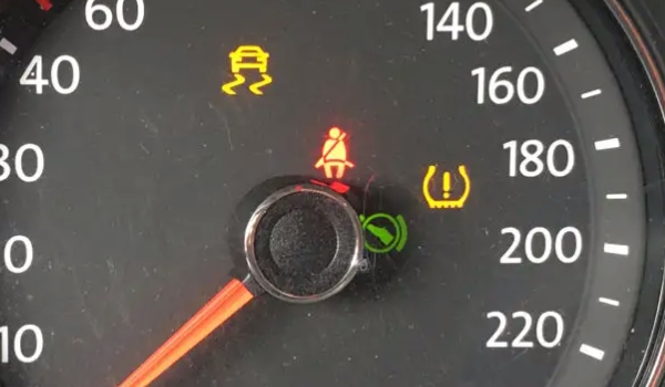 胎压故障灯亮起怎么办 需要及时检查车辆轮胎胎压