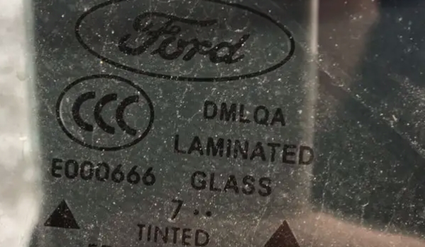 如何判断车辆玻璃是否出现更换 通过车玻璃上的标记来判断