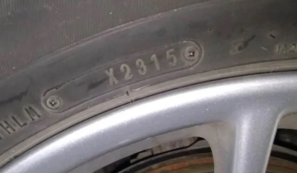 轮胎的生产日期在那里 在轮胎的胎壁上面