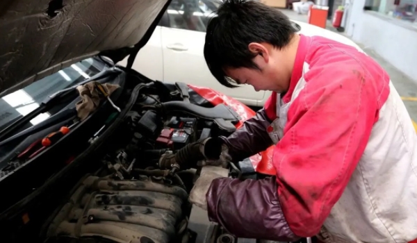 车辆的常规保养有什么 更换发动机机油和机油滤清器