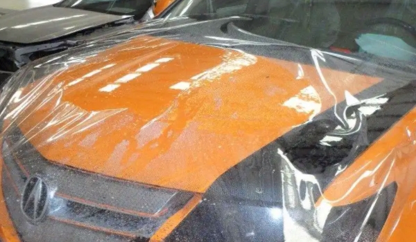 保护车漆的方式 为车漆粘贴隐形车衣（有效的保护车辆的车漆）