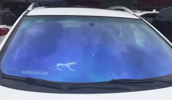 车辆防嗮怎么弄 可以粘贴车玻璃膜（降低车内的温度）