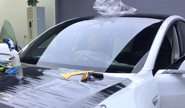 车辆防嗮怎么弄 可以粘贴车玻璃膜（降低车内的温度）