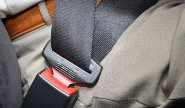 安全带的作用是什么 保护车内成员安全（一定要系好安全带）
