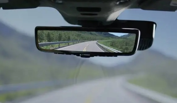 车内后视镜怎么改装 可以加装流媒体后视镜（使用效果好）