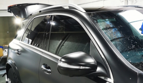 玻璃膜是贴在外面还是里面 要粘贴在车辆玻璃内侧（使用效果好）
