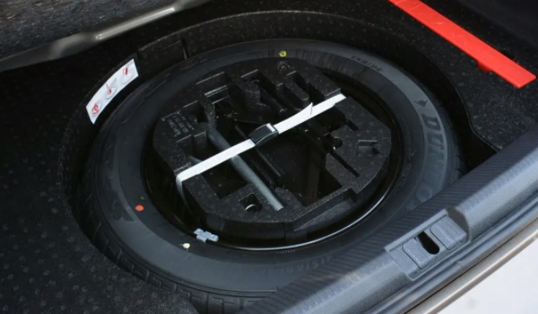 车辆的备胎的检查 要检查胎压变化以及使用情况（保证使用效果）