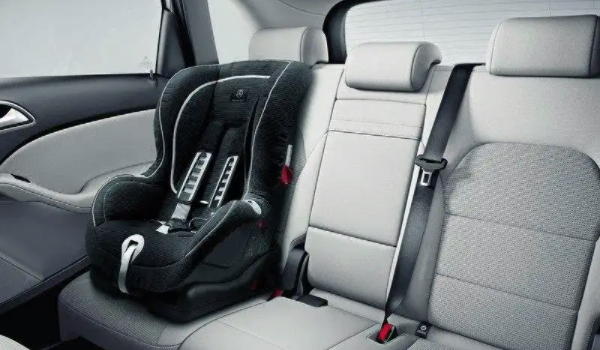 儿童安全座椅安装的位置 安装在车辆的第2排座椅上（使用专用接口）
