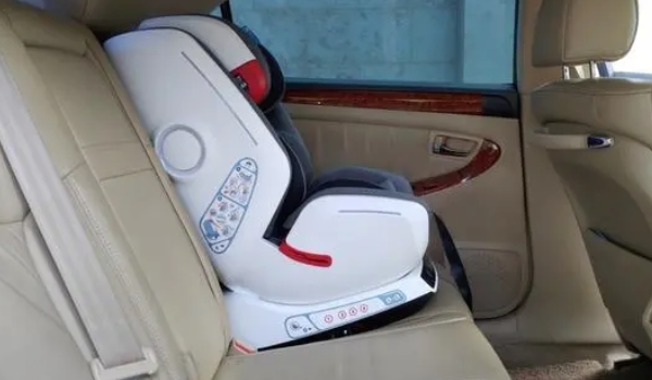儿童安全座椅安装的位置 安装在车辆的第2排座椅上（使用专用接口）