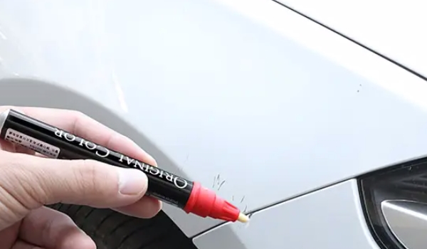 补漆笔怎么使用 直接覆盖受损漆面就可以（仅限于小面积使用）