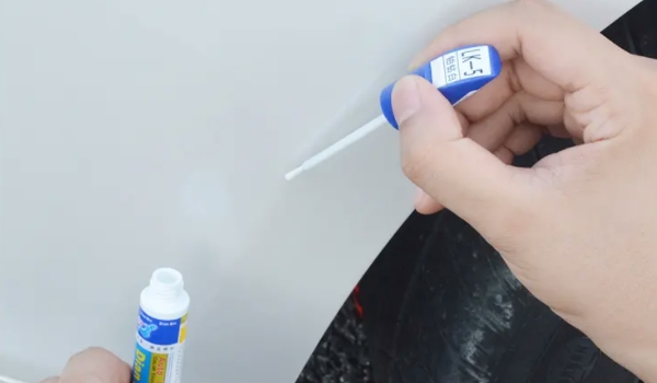 补漆笔怎么使用 直接覆盖受损漆面就可以（仅限于小面积使用）