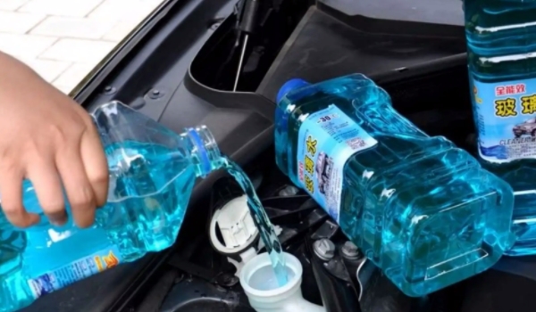 玻璃水需要加几升 需要加入1~3升左右（根据具体车型容量确定）