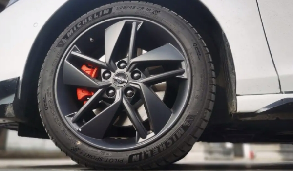 思皓X7的轮胎能用多久 可以使用三年时间或者是4万公里（根据磨损程度更换）