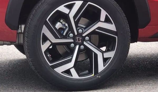 思皓X7的轮胎能用多久 可以使用三年时间或者是4万公里（根据磨损程度更换）