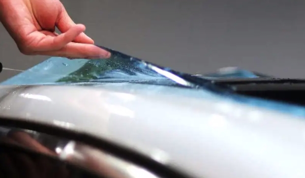 车漆保护的方式 可以给车漆粘贴隐形车衣（使用效果好）