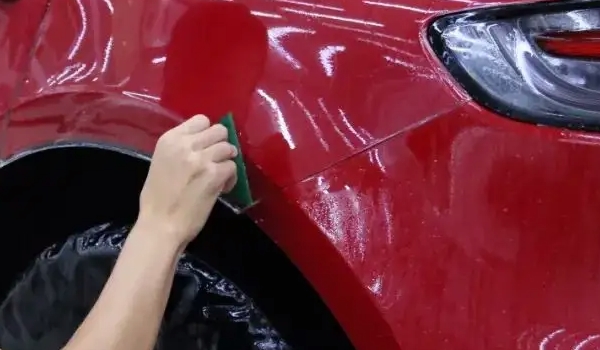 车漆保护的方式 可以给车漆粘贴隐形车衣（使用效果好）