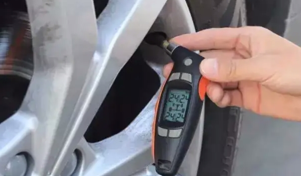 轮胎气压要定期检查吗 不需要定期检查（需要时刻关注轮胎胎压变化）