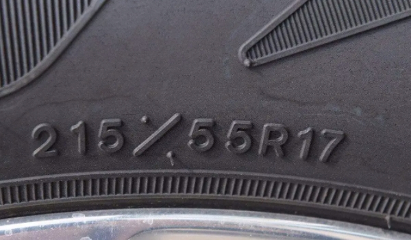 轮胎的型号在什么地方 在轮胎的胎壁上就有标注（使用时要特别注意）