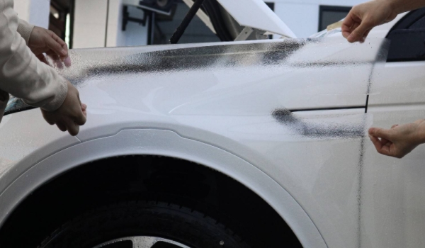 车衣粘贴的用处是什么 有效的保护车辆的车漆部分（使用效果很好）