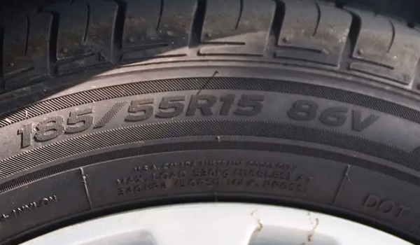 轮胎的型号在什么地方 在轮胎的胎壁上就有标注（使用时要特别注意）