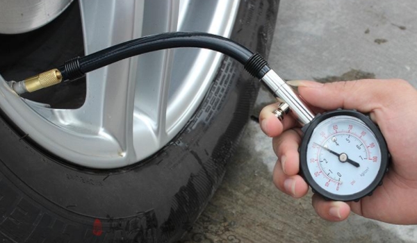 轮胎气压怎么进行测量 通过胎压监测仪和气压表来测量（保证使用效果）
