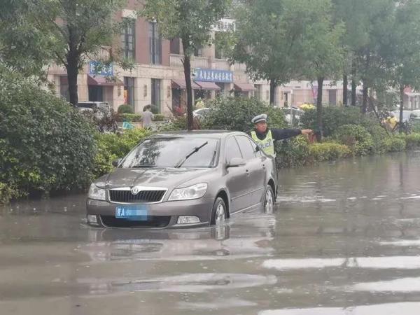 雨天积水路段多开车应减速慢行(下雨天经过积水较多的地方)