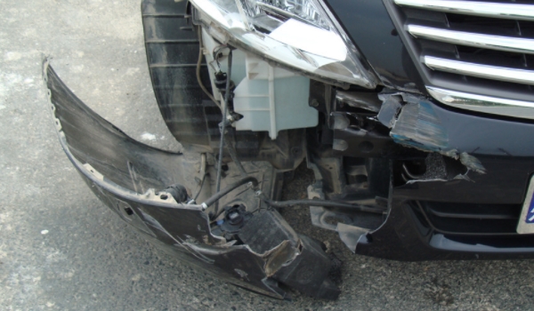 车辆保险杠损坏怎么办 需要进行维修处理（无法维修进行更换）