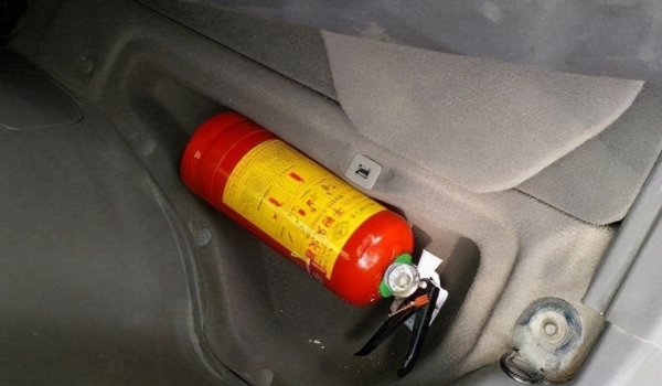 灭火器需要放在什么地方 放在车辆的后备箱里面（以备后期使用）