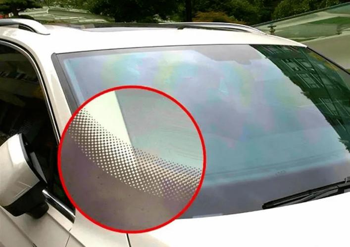 汽车前挡玻璃上的黑点干什么用的(汽车挡风玻璃膜)