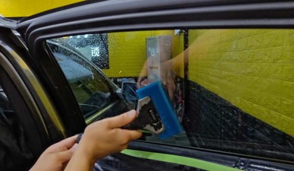 车玻璃贴膜的注意事项 粘贴完成后5天内不能打开车窗（会影响使用）