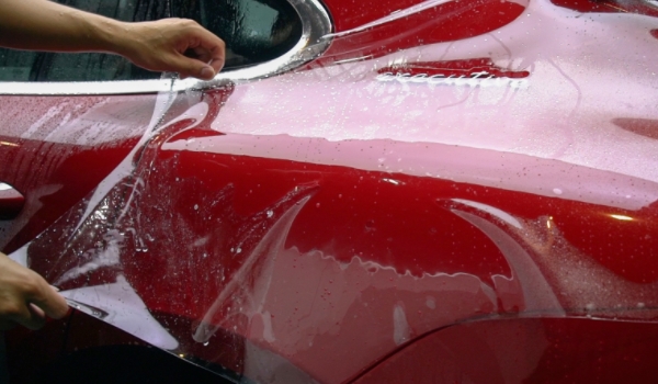 如何来保护车辆的车漆 粘贴车辆的隐形车衣（保护效果好）