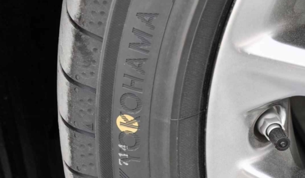 轮胎品牌在哪里标注 在轮胎的胎壁上有所标注（需要注意查看）