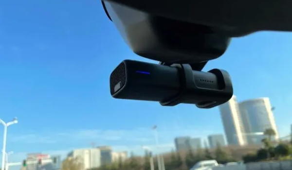 行车记录仪安装到哪里 安装在车辆的后视镜上面或者挡风玻璃上