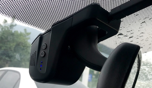 行车记录仪安装到哪里 安装在车辆的后视镜上面或者挡风玻璃上