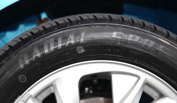 轮胎的品牌标记在什么位置 在轮胎的胎壁上面（使用时需注意了解）
