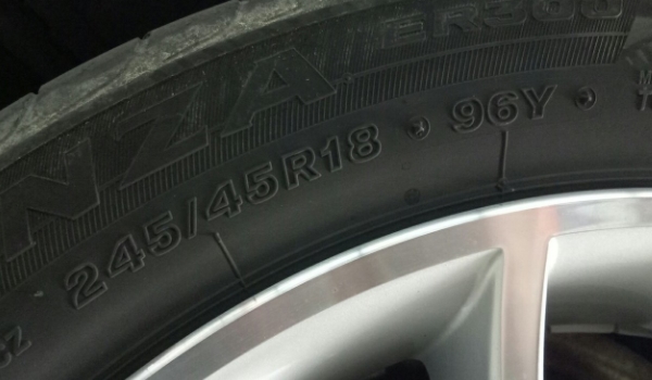 轮胎的型号在哪里 在轮胎胎壁上有所标记（更换的时候需要查看）