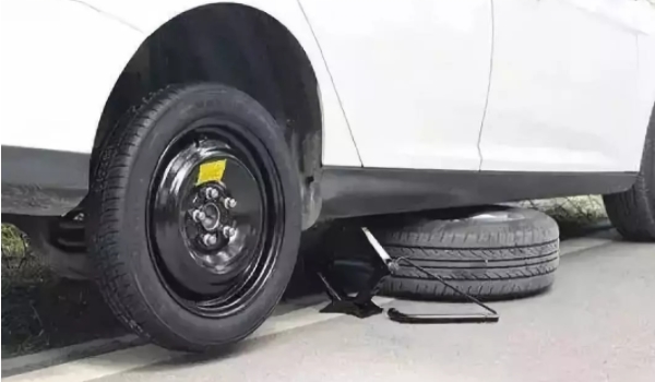 车辆的备胎使用的注意事项 注意检查备胎的磨损和胎压情况（保证使用）