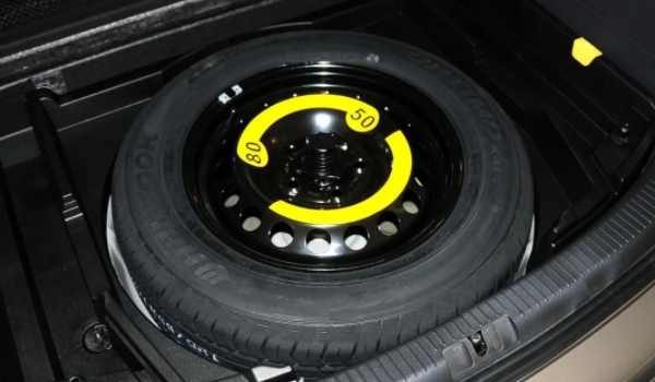车辆的备用轮胎怎么检查 定期检查轮胎磨损和胎压变化（保证使用效果）