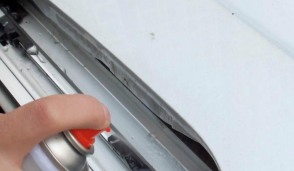 天窗的保养怎么做 定期清理排水管线以及使用滑轨润滑油（保证使用）