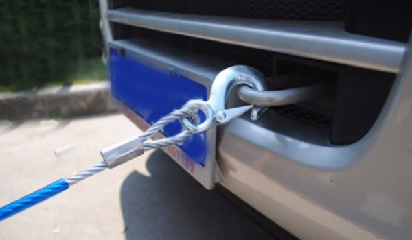 拖车绳需要安装到什么位置 安装在车辆的指定拖车位（保证拖拽安全）
